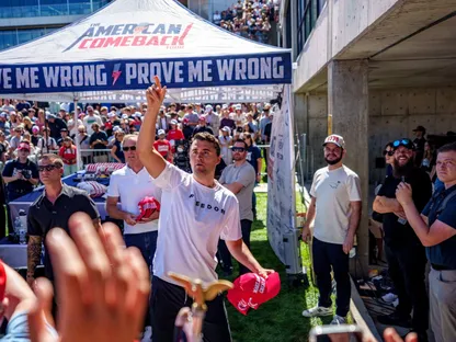 الناشط الأميركي اليميني تشارلي كيرك يرمي القبعات للجمهور قبل وقت قصير من إطلاق النار عليه في جامعة يوتا فالي. 10 سبتمبر 2025 - REUTERS