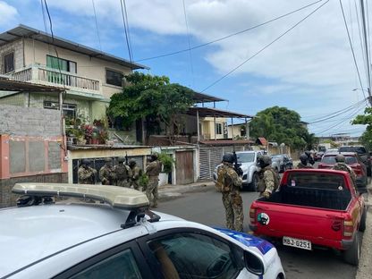 عناصر الجيش في الإكوادور خلال عمليات مداهمة مع تصاعد أعمال العنف والمواجهات المسلحة مع عصابات المخدرات. 13 يناير 2024 - twitter/EcEnDirecto