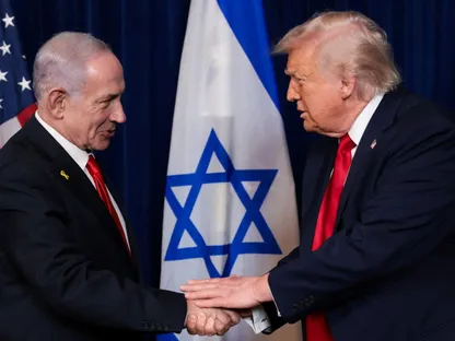 الرئيس الأميركي دونالد ترمب ورئيس الوزراء الإسرائيلي بنيامين نتنياهو يتصافحان خلال مؤتمر صحفي بعد لقائهما بنادي مارالاجو في بالم بيتش بفلوريدا في الولايات المتحدة. 29 ديسمبر 2025 - REUTERS