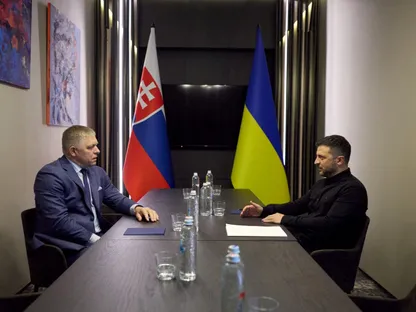 الرئيس الأوكراني فولوديمير زيلينسكي يجتمع مع رئيس وزراء سلوفاكيا روبرت فيتسو في مدينة زهورود الأوكرانية. 5 سبتمبر 2025 - REUTERS