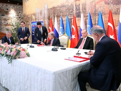 جانب من التوقيع على الاتفاقية بين روسيا وأوكرانيا برعاية أممية ووساطة تركية. 22 يوليو 2022. - REUTERS
