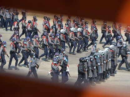 شرطة ميانمار تستعد لتفريق المتظاهرين ضد الانقلاب العسكري في مدينة نايبيداو - 22 فبراير 2021 - AFP