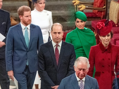 الأمير تشارلز ولي العهد البريطاني، وابنيه الأمير وليام والأمير هاري وزوجتيهما في كنيسة "ويستمينستر آبي" بالعاصمة لندن - REUTERS