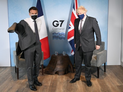 الرئيس الفرنسي إيمانويل ماكرون ورئيس الوزراء البريطاني بوريس جونسون خلال قمة مجموعة السبع، 12 يونيو 2021 - REUTERS