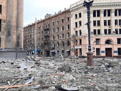 وسط مدينة خاركوف الأوكرانية بعد تعرض مبنى الإدارة الإقليمية لقصف صاروخي، قالت كييف إن القوات الروسية تقف خلفه - 1 مارس 2022 - REUTERS