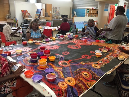 فنانون من السكان الأصليين في أستراليا يعملون داخل مركز "Tjala Arts" - apyartcentrecollective.com