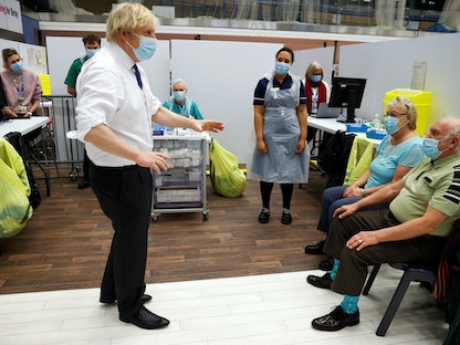 رئيس الوزراء البريطاني بوريس جونسون يزور مركز تطعيم في مضمار ديربي أرينا- 8 يناير 2021 - REUTERS