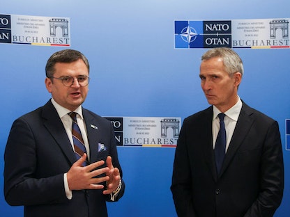 وزير الخارجية الأوكراني والأمين العام لحلف شمال الأطلسي (الناتو) خلال اجتماع وزراء خارجية الحلف في بوخارست برومانيا. 29 نوفمبر 2022 - REUTERS