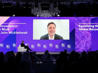 الرئيس التنفيذي لشركة "تسلا" إيلون ماسك يتحدث عبر  الفيديو خلال منتدى قطر الاقتصادي - الدوحة - 21 يونيو 2022. - Bloomberg