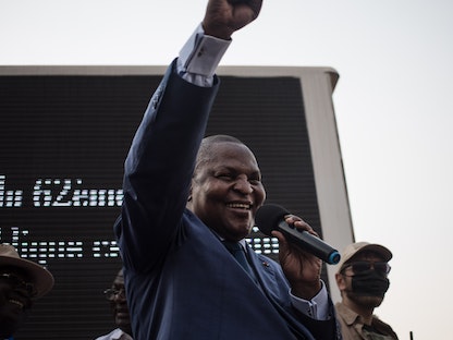 رئيس إفريقيا الوسطى فوستان أرشانج تواديرا يحيي أنصاره في مقر حزبه بالعاصمة بانغي بعد إقرار فوزه بالانتخابات- 18 يناير 2021 - AFP