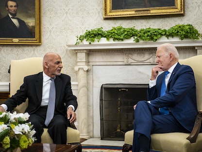 الرئيسان، الأميركي جو بايدن والأفغاني أشرف غني، خلال اجتماع في البيت الأبيض - 25 يونيو 2021 - Bloomberg