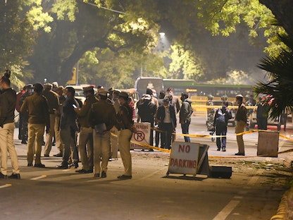 الشرطة الهندية تطوق منطقة الانفجار بالقرب من السفارة الإسرائيلية في نيودلهي، 29 يناير 2021 - AFP