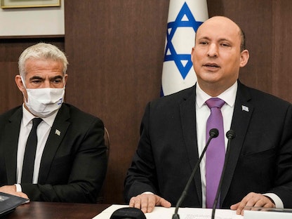 رئيس الوزراء الإسرائيلي نفتالي بينيت مع وزير خارجيته يائير لبيد - 20 فبراير 2022 - AFP