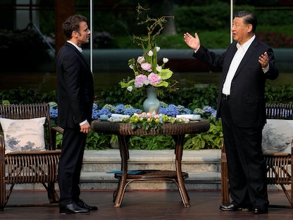 الرئيس الصيني شي جين بينج خلال استقبال نظيره الفرنسي إيمانويل ماكرون في جوانزو بالصين. 7 أبريل 2023 - via REUTERS