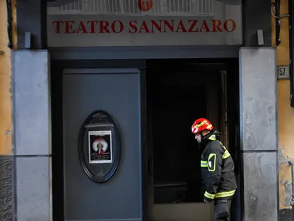حريق يدمر مسرح سانازارو التاريخي في مدينة نابولي الإيطالية