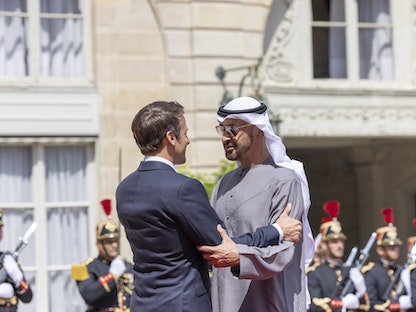 رئيس دولة الإمارات الشيخ محمد بن زايد والرئيس الفرنسي إيمانويل ماكرون في باريس- 18 يوليو 2022 - وام