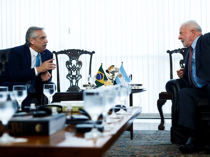 الرئيس الأرجنتيني ألبرتو فرنانديز ونظيره البرازيلي لويس إيناسيو لولا دا سيلفا يحضران اجتماعاً في قصر "إيتاماراتي" في برازيليا- 2 يناير 2023 - REUTERS