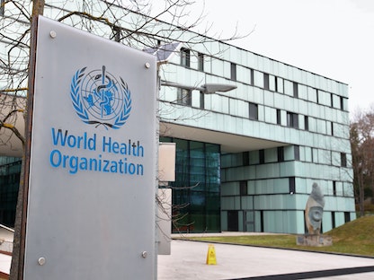 شعار منظمة الصحة العالمية خارج أحد مبانيها، جنيف - 6 فبراير 2020. - REUTERS