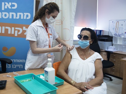 سيدة تتلقى جرعة معززة من لقاح كورونا بأحد مراكز التطعيم في إسرائيل - 1 أغسطس 2021 - Getty Images