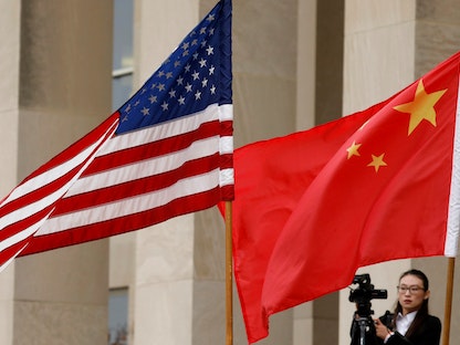 العلمان الأميركي والصيني يظهران قبل اجتماع بين كبار مسؤولي الدفاع من البلدين في البنتاجون في أرلينجتون فيرجينيا الولايات المتحدة- 9 نوفمبر 2018 - REUTERS