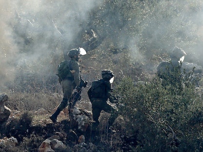 جنود إسرائيليون خلال مواجهات مع فلسطينيين يحتجون على استئناف البناء في بؤرة استيطانية جنوب نابلس بالضفة الغربية. 18 نوفمبر  2022 - AFP