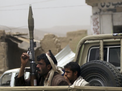 مسلحان من جماعة الحوثي في صعدة، 13 يونيو 2013 - REUTERS