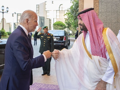 ولي العهد السعودي الأمير محمد بن سلمان يستقبل الرئيس الأميركي جو بايدن خلال "قمة جدة للأمن والتنمية" في السعودية. 16 يوليو 2022 - Getty Images