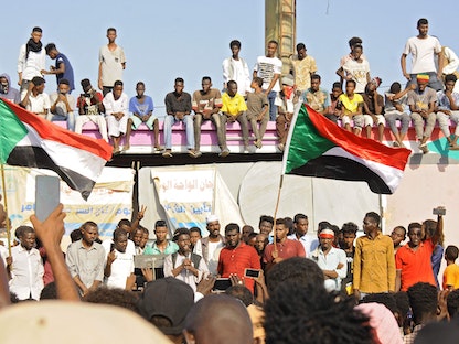 متظاهرون سودانيون خلال احتجاجات في بورتسودان شرقي السودان، 21 أكتوبر 2021 - AFP
