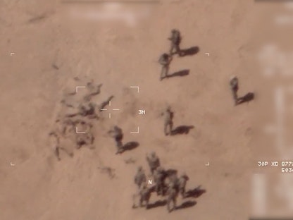 لقطة من مقطع فيديو يزعم الجيش الفرنسي أنه يظهر عناصر مجموعة فاجنر الروسية بجوار جثث بالقرب من قاعدة في جوسومي شمال مالي – 22 أبريل 2022 - AFP