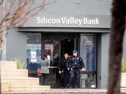عناصر من الشرطة الأميركية يغادرون مقراً لبنك سيليكون فالي بعد إغلاقه، سانتا فاي، كاليفورنيا. 10 مارس 2023 - AFP