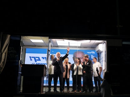 رئيس الوزراء الإسرائيلي السابق بنيامين نتنياهو أمام حشد من أنصاره خلال فعالية انتخابية. 30 أكتوبر 2022  - REUTERS