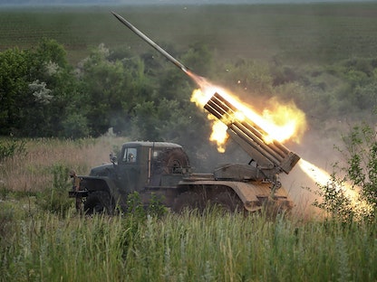نظام إطلاق صواريخ متعددة من طراز BM-21 جراد بالقرب من بلدة باخموت في منطقة دونيتسك شرقي أوكرانيا - 12 يونيو 2022 - REUTERS