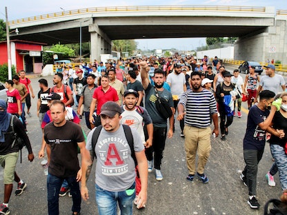مهاجرون تقطعت بهم السبل في تاباتشولا يشاركون في قافلة متجهة إلى الولايات المتحدة، في تاباتشولا بالمكسيك- 26 أبريل 2022 - REUTERS