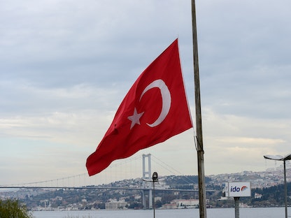 العلم التركي في منطقة أورتاكوي في إسطنبول - AFP
