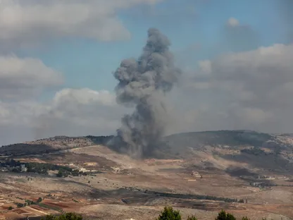 تصاعد الدخان من قضاء النبطية عقب ضربات إسرائيلية، في جنوب لبنان، 31 أغسطس 2025 - REUTERS