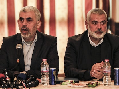 إسماعيل هنية، رئيس المكتب السياسي لحركة حماس (يمين)، ويحيى السنوار، رئيس المكتب السياسي للحركة في قطاع غزة (يسار)، 26 ديسمبر 2017 - AFP