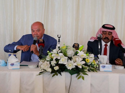 رئيس مجلس الأعيان الأردني فيصل الفايز (يسار) إلى جانب مستشار العاهل الأردني لشؤون العشائر عاطف الحجايا خلال لقاء في دار مجلس الأعيان - 7 يونيو 2021 - وكالة أنباء الأردنية
