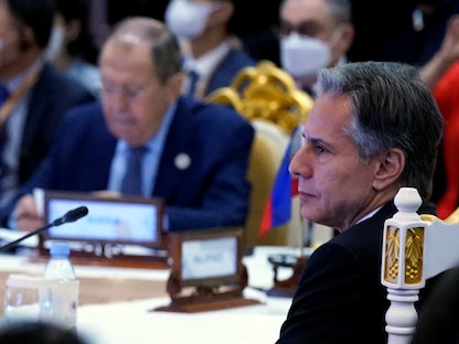 وزير الخارجية الأميركي أنتوني بلينكن ونظيره الروسي سيرجي لافروف خلال اجتماع لوزراء خارجية دول "آسيان" في كمبوديا - 5 أغسطس 2022 - REUTERS