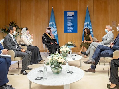 وفدا المملكة العربية السعودية ومنظمة الأمم المتحدة للتربية والعلم والثقافة (يونسكو) خلال توقيع اتفاق شراكة طويل الأمد بينهما في العاصمة الفرنسية باريس، 10 نوفمبر 2021 - وكالة الأنباء السعودية