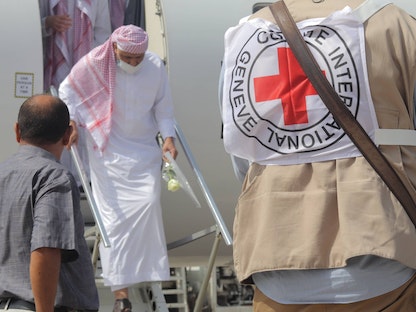 جانب من عملية إطلاق سراح ونقل أسرى حوثيين من السعودية إلى اليمن. 6 مايو 2022.  - @ICRC_ye