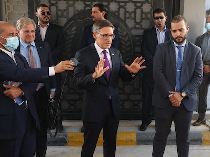 مستشار وزارة الخارجية الأميركية ديريك شوليت (وسط) يتحدث لوسائل الإعلام خلال زيارته العاصمة الليبية طرابلس، 15 سبتمبر 2021 - AFP