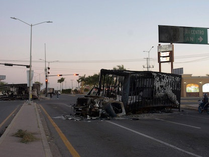 شاحنات محروقة في إحدى طرق مدينة كولياكان الحدودية. 5 يناير 2023 - AFP