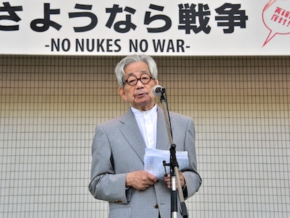 الروائي الياباني الراحل كنزابورو أوي، طوكيو. 23 سبتمبر 2015 - AFP