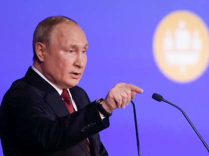 الرئيس الروسي فلاديمير بوتين متحدثاً في منتدى سانت بطرسبرغ الاقتصادي الدولي - 17 يونيو 2022 - REUTERS