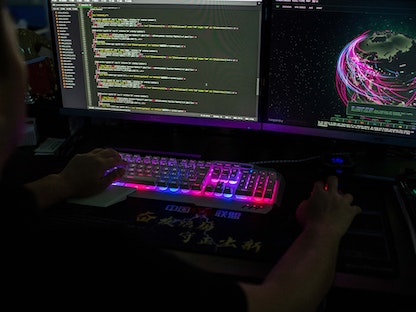 عضو في مجموعة القرصنة Red Hacker Alliance يستخدم موقعاً إلكترونياً لمراقبة الهجمات الإلكترونية العالمية، مقاطعة قوانجدونج جنوب الصين - 4 أغسطس 2020. - AFP
