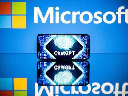 شعارا مايكروسوفت وChatGPT على شاشة عرض في تولوز بفرنسا. 23 يناير 2023 - AFP