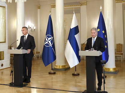 الرئيس الفنلندي ساولي نينيستو (يمين) إلى جانب الأمين العام لحلف شمال الأطلسي (الناتو) ينس ستولتنبرج (يسار) في هلسنكي - 25 أكتوبر 2021.  - via REUTERS
