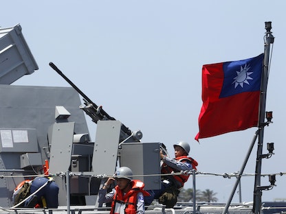 جنود تايوانيون على سفينة عسكرية في جنوب تايوان  - REUTERS