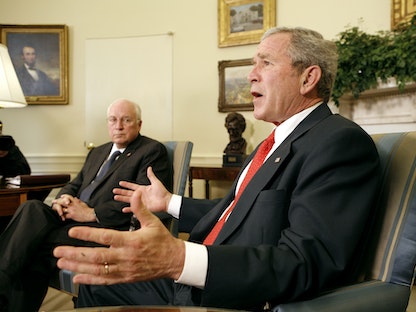 الرئيس الأميركي الأسبق جورج دبيلو بوش إلى جانب نائبه ديك تشيني في البيت الأبيض - 15 فبراير 2008 - REUTERS