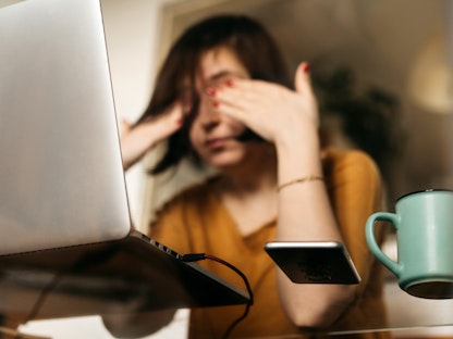 تظهر الهالات السوداء تحت العينين لدى الكثير من النساء في منتصف العمر - Getty Images